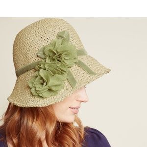 Straw hat with green flower